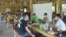 ພວກນັກທ່ອງທ່ຽວຊາວຕ່າງຊາດ ທີ່ເດີນທາງເຂົ້າມາໃນລາວ ກຳລັງໄດ້ຮັບການກວດກາຫາ Covid-19 ໂດຍເຈົ້າໜ້າທີ່ລາວ.