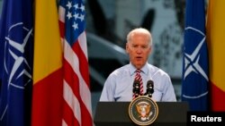 Wakil Presiden Joe Biden berbicara di hadapan tentara Rumania dan AS di markas udara Otopeni dekat Bukares (20/5). (Reuters/Bogdan Cristel)