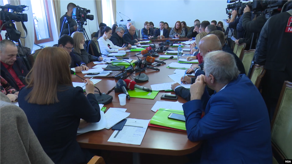 Tiranë: Përfaqësues të medias i kërkojnë komisionit parlamentar të rrëzojë paketën “anti-shpifje”