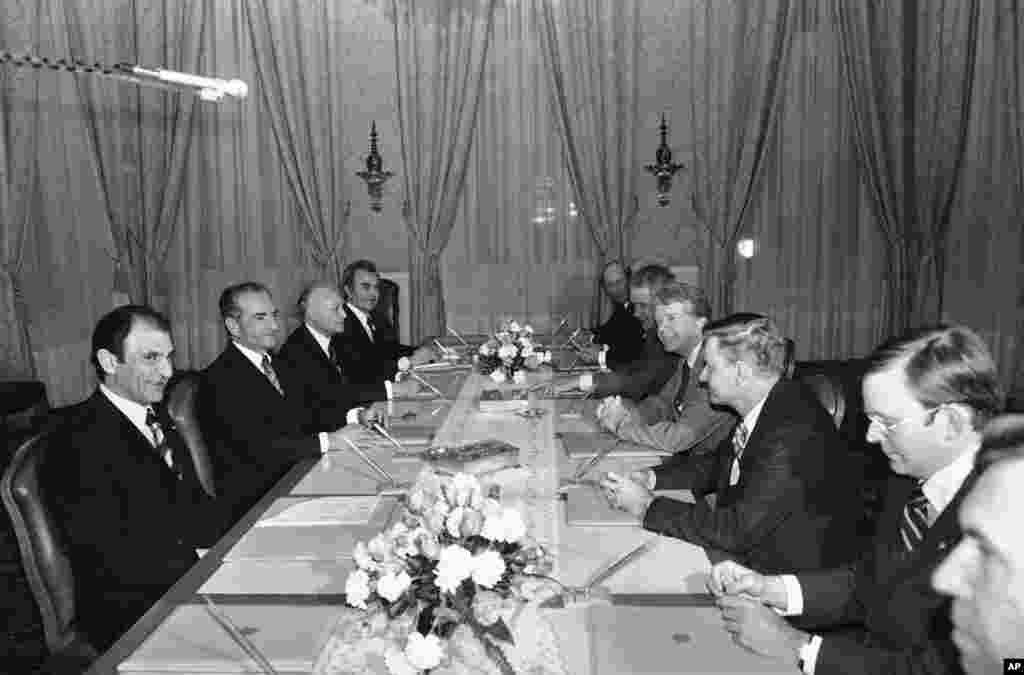 جلسه رسمی بین جیمی کارتر رئیس جمهوری وقت آمریکا و محمدرضا شاه پهلوی، پادشاه ایران. در این عکس که در ۱۰ دی ۱۳۵۶ گرفته شده، شاه ایران را اردشیر زاهدی سفیر در واشنگتن همراهی می&zwnj;کرد.