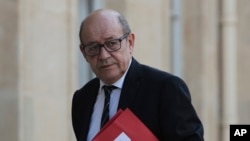 Le ministre de la défense Jean-Yves Le Drian lors d'une réunion d'urgence à Paris, le 7 avril 2017.