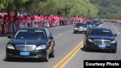 지난달 18일 평양 순안공항에서 시내로 향하는 문재인 대통령 일행 뒤로 ‘727’ 번호판을 단 2009년식 메르세데스 벤츠 S클래스, 2017년식 벤츠 E350D, 2012년식 E클래스 차량 등이 따르고 있다. 평양사진공동취재단.