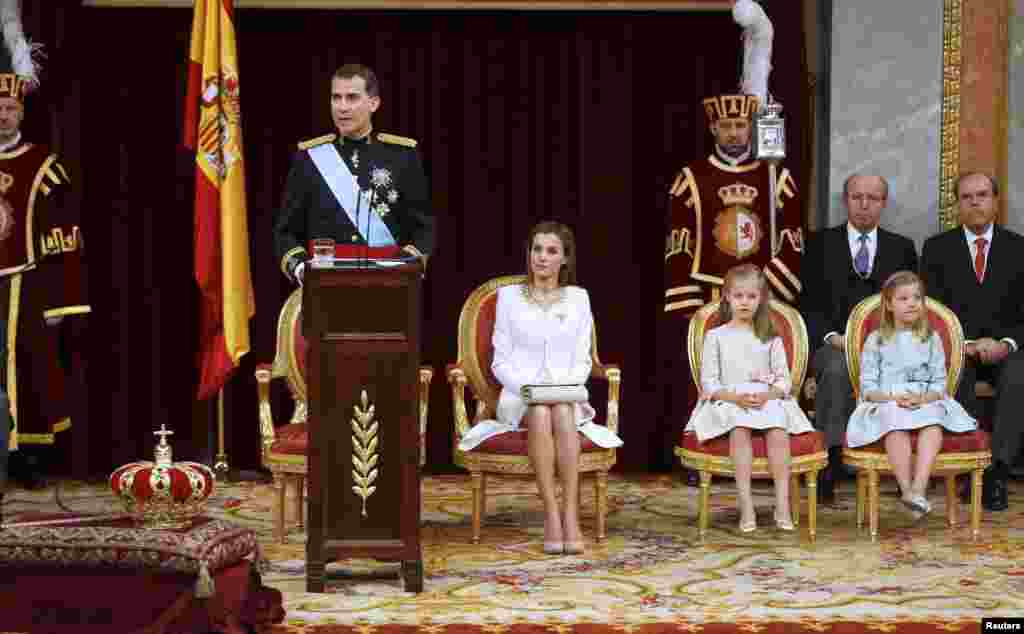 Felipe VI dirigió a la nación su primer discurso como Rey de España, junto a su mujer la Reina Letizia y sus dos hijas. 