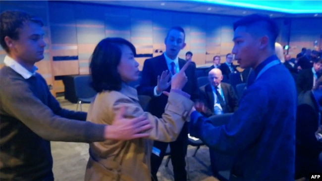 中国央视女记者孔琳琳在英国保守党年会上出言不逊并动手打人。(视频截图)