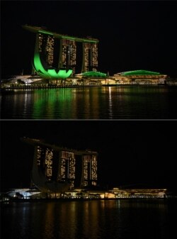 Foto kombinasi Hotel Marina Bay Sands dan kawasan sekitar sebelum dan setelah lampu-lampu dimatikan saat kampanye lingkungan hidup Earth Hour di Singapura, Sabtu, 27 Maret 2021. (Foto: Roslan Rahman/AFP)