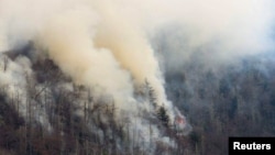 Asap membubung dari kebakaran hutan di pegunungan Great Smokey dekat Gatlinburg, Tennessee, AS (28/11).