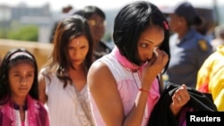 Một người phụ nữ bật khóc sau khi đến viếng thi hài ông Mandela tại Tòa nhà Union Buildings ở Pretoria, ngày 12/12/2013.