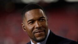 ARCHIVO - Michael Strahan antes de un partido de la NFL entre los 49ers de San Francisco y los Packers de Green Bay en Santa Clara, California, el 19 de enero de 2020.