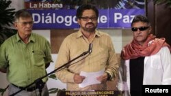 Colombia's Revolutionary Armed Forces of Colombia (FARC) lead negotiator Ivan Marquez (C) addresses the media next to FARC negotiators Ricardo Tellez (L) and Jesus Santrich during a news conference in Havana, Aug. 10, 2013.