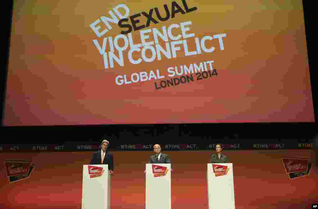 Menteri luar negeri AS John Kerry (kiri), menteri luar negeri Inggris William Hague (tengah) dan aktris Angelina Jolie (kanan), Utusan Khusus Komisaris Tinggi PBB untuk Pengungsi, tampil dalam konferensi pers bersama pada akhir KTT Akhiri Kekerasan Seksual dalam Konflik di London. &nbsp;
