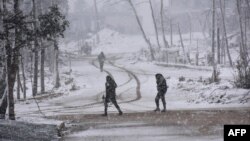21일 시리아 정부군이 눈오는 알레포 거리를 걷고 있다.