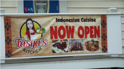 Spanduk restoran “Tasya’s Kitchen” di kota Somersworth, New Hampshire. (Foto: VOA Indonesia)