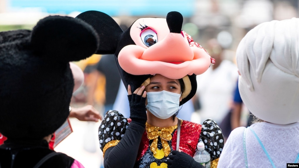 Một phụ nữ mặc trang phục như Minnie Mouse, mang khẩu trang tại New York để ngừa biến thể Delta lây nhiễm cao.