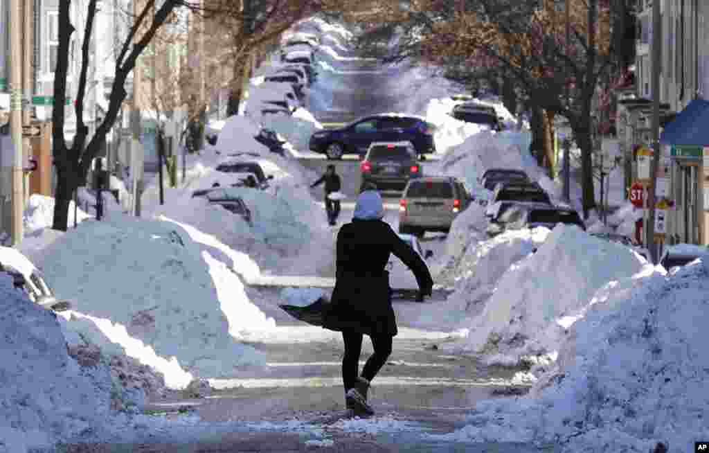 Моллі Лейн вириває свою машину з під снігу у Бостоні. 5 січня 2018 року.