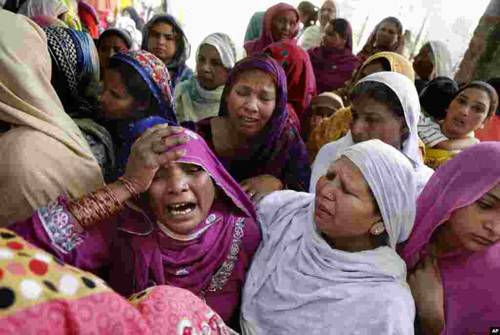 Para perempuan Pakistan beragama Kristen menangisi kematian seorang pria yang tewas dalam serangan bom di Lahore, Pakistan (28/3). (AP/K.M. Chaudary)