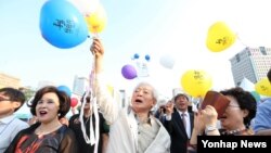 29일 서울 광화문 북측광장에서 열린 '2016 통일박람회 폐막식'에서 참석자들이 통일을 기원하는 메세지를 묶은 풍선을 날리고 있다.
