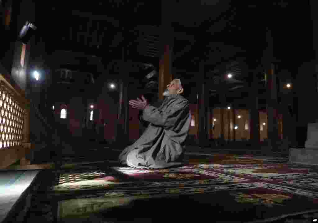 پیرمرد مسلمان در مسجد جامع سرینگر نماز می خواند. پس از چهار ماه شرایط ویژه در کشمیر تحت کنترل دولت هند، اذان عصر از مسجد جامع پخش شد.