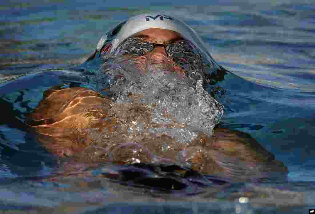 Michael Phelps competes in the 200-meter individual medley final during the Arena Pro Swim Series swim meet in Mesa, Arizona, USA, April 16, 2016.