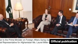 美国的阿富汗-巴基斯坦问题特使劳拉·米勒（左二）在伊斯兰堡与巴基斯坦外交部长萨尔塔·杰阿齐兹（左一）进行会议。（2016年12月5日）