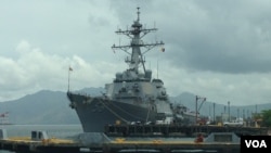 Tàu khu trục USS John S. McCain của Hoa Kỳ tại vịnh Subic, Philippines, 26/6/2014. (Ảnh: Simone Orendain/VOA)