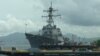 2014年6月26日，停靠在菲律宾苏比克湾的美国海军“约翰•S•麦凯恩号”驱逐舰。（美国之音奥伦戴恩拍摄）
