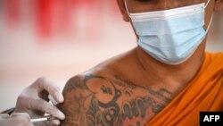 Seorang biksu Buddha menerima dosis vaksin Sinovac di sebuah kuil di Bangkok, Thailand. (Foto: AFP)