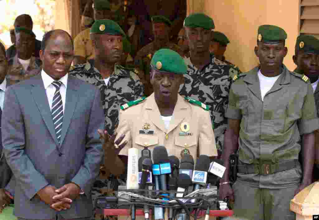 Le chef de la junte, le capitaine Amadou Haya Sanogo (au centre), avec à ses côtés le chef de la diplomatie burkinabè Djibril Bassolè (à gauche), s'adresse à la presse le 1er avril à Kita