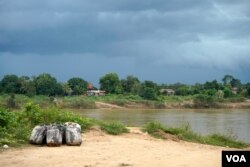 ទិដ្ឋភាព​ឃុំ​សន្តិភាព សម្លឹងពី​ទីតាំងកំពង់​ចម្លងកោះចាន់ ត្រើយ​ខាង​លិចនៃទន្លេសេកុង​ នៅ​ស្រុកសៀមប៉ាង ខេត្ត​ស្ទឹង​ត្រែង នៅ​ថ្ងៃ​ទី៨ ខែ​វិច្ឆិកា​ ឆ្នាំ២០២១។ (ខាន់​ សុគុំមនោ/VOA)​