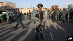 19일 아프가니스탄 수도 카불에서 법무부 직원들을 겨냥한 차량 폭탄 테러가 발생한 가운데 궁인들이 사고 현장을 수색하고 있다.