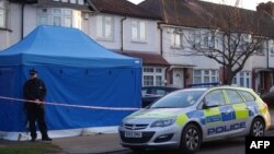 Un policía monta guardia frente a la casa del asesinado empresario ruso Nikolai Glushkov e el sureste de Londres.