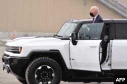 DOSSIER – Le président américain Joe Biden teste un GMC Hummer EV lors de sa visite de l'usine d'assemblage de véhicules électriques General Motors Factory ZERO à Detroit, Michigan, le 17 novembre 2021.  (AMANDE NGAN / AFP)