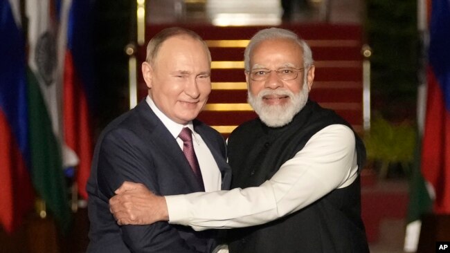 블라디미르 푸틴(왼쪽) 러시아 대통령과 나렌드라 모디 인도 총리가 6일 뉴델리에서 만나 인사하고 있다.