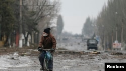 Truce Allows Evacuation of Debaltseve Residents in Eastern Ukraine