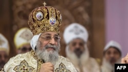 Le pape copte Tawadros II lors d'une messe de Noël à la cathédrale de la Nativité du Christ dans la nouvelle capitale administrative égyptienne, à 45 km à l'est du Caire, le 6 janvier 2018.