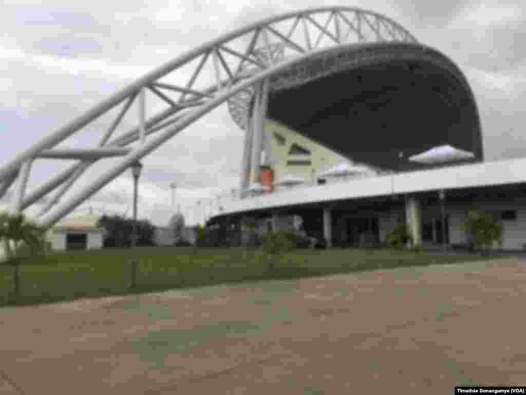 Une autre vue de l’extérieure du stade de l'Amitié de Libreville, Gabon, 14 janvier 2017. (VOA/Timothée Donangamye)