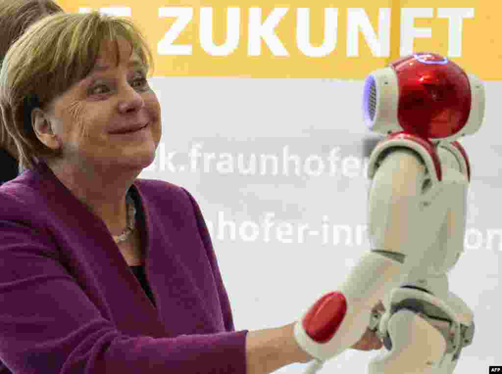 عکس العمل آنگلا مرکل، صدزراعظم آلمان پس از دیدن ربات انسان نمای نائو در مراسمی که به مناسبت روز دختر در برلین آلمان بررگزار شد. &nbsp;