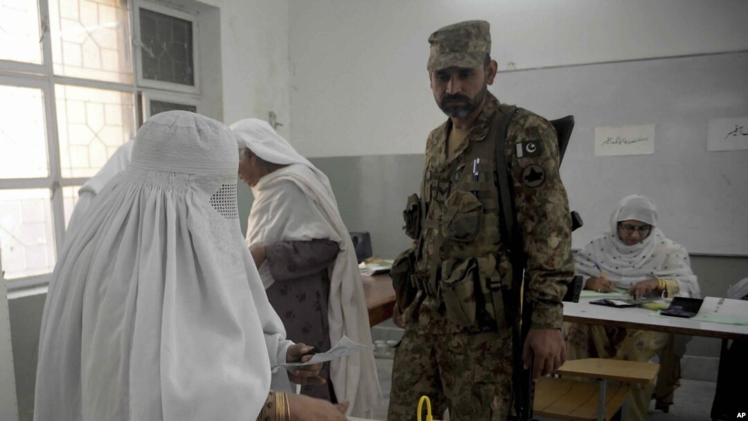 پرامن انتخابات کے انعقاد کے لیے حساس پولنگ اسٹیشنز کے اندر فوج کے اہلکاروں کو تعینات کیا گیا۔ (فائل فوٹو)