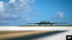 지난 8일 괌 미 공군기지에서 B-2 전략폭격기가 활주로 위를 이동하고 있다. 미군은 전략폭격기 B-2 3대를 미주리주 와이트먼 공군기지에서 괌 앤더슨 공군기지로 이동 배치했다고 밝혔다.