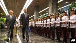 Kuba prezidenti Raul Kastro Obamanı Havananın İnqilab Sarayında qəbul edir.