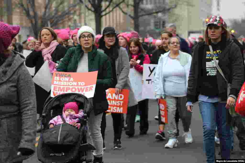 Marcha da Mulher, um movimento contra a presidência de Donald Trump. Milhares estão em Washington DC para demonstrar a sua insatisfação e apoio a Hillary Clinton e aos direitos das mulheres