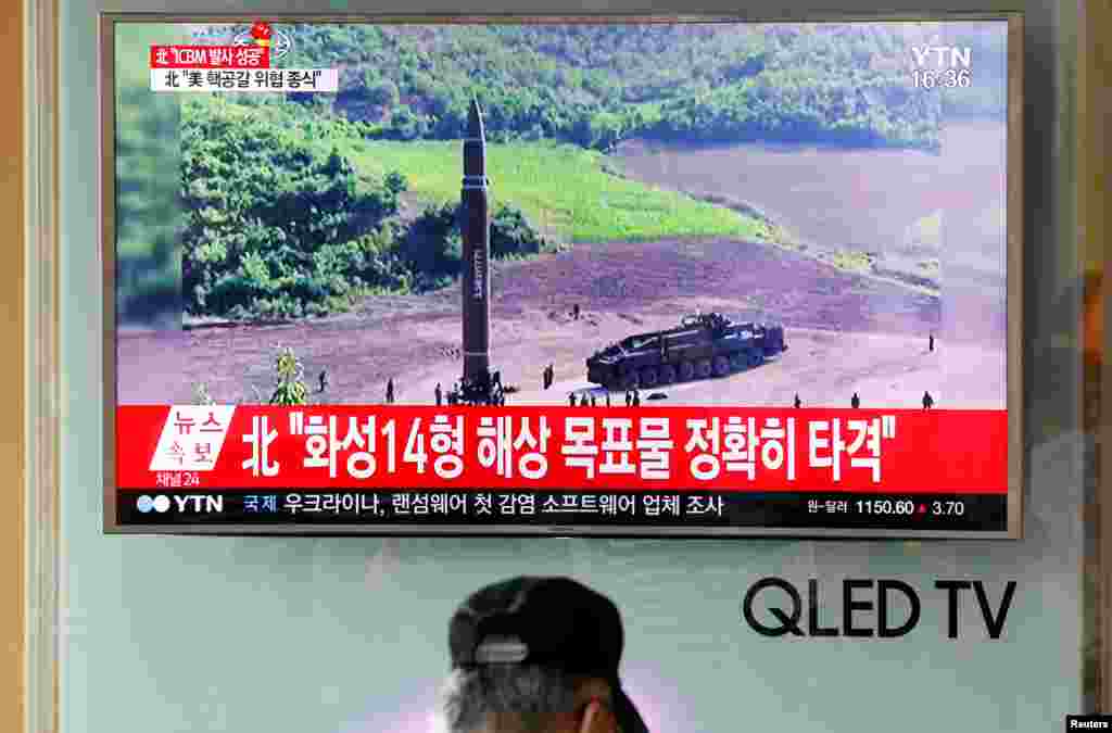 북한이 대륙간 탄도미사일 &#39;화성-14형&#39; 시험발사에 성공했다고 발표한 4일 한국 서울역에 설치된 TV에서 관련 뉴스 보도가 나오고 있다.