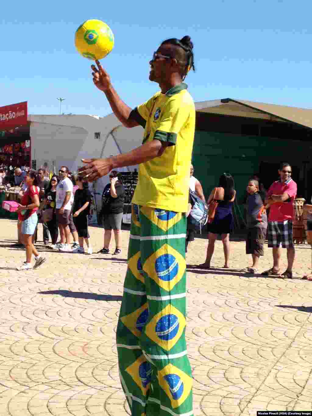 Les supporters Brésiliens s'échauffent à Brasilia