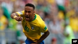 Neymar merayakan gol pembuka Brazil yang dicetak di awal pertandingan 16 besar Piala Dunia antara Brazil dan Meksiko di Samara Arena, di Samara, Rusia, Senin, 2 Juli 2018.