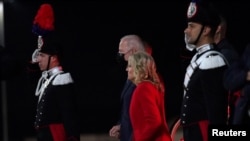 Президент Джо Байден з дружиною в римському аеропорту 29 жовтня 2021 р.