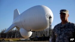 Balon udara zeppelin, bagian dari sistem pertahanan rudal peluncur, di Middle River, Maryland, dekat Aberdeen Proving Ground. (Foto: Dok)