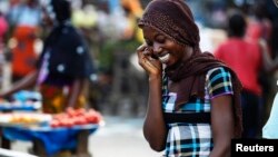 Une femme parle au téléphone sur un marché dans le quartier d'Abobo à Abidjan, en Côte d'Ivoire, le 17 avril 2011.