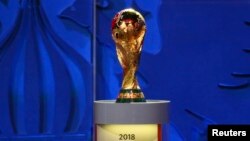 Le trophée de la Coupe du monde de la Fifa, en Russie, le 25 juillet 2015.