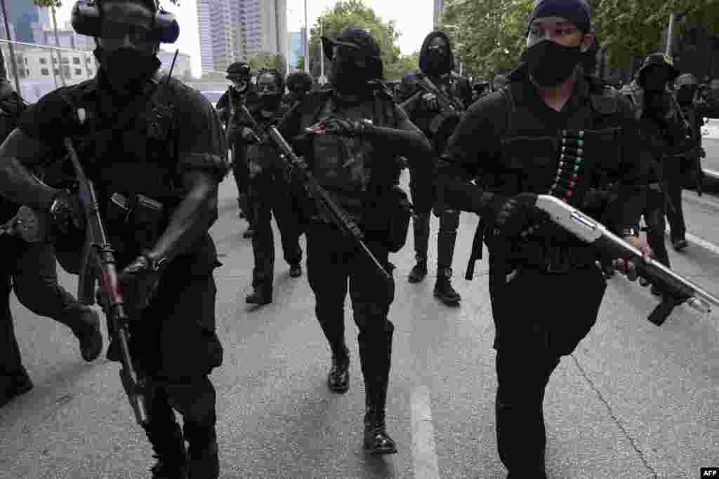 مسلح ملیشیا کے احتجاج میں شریک کارکن سیاہ لباس میں ملبوس تھے۔