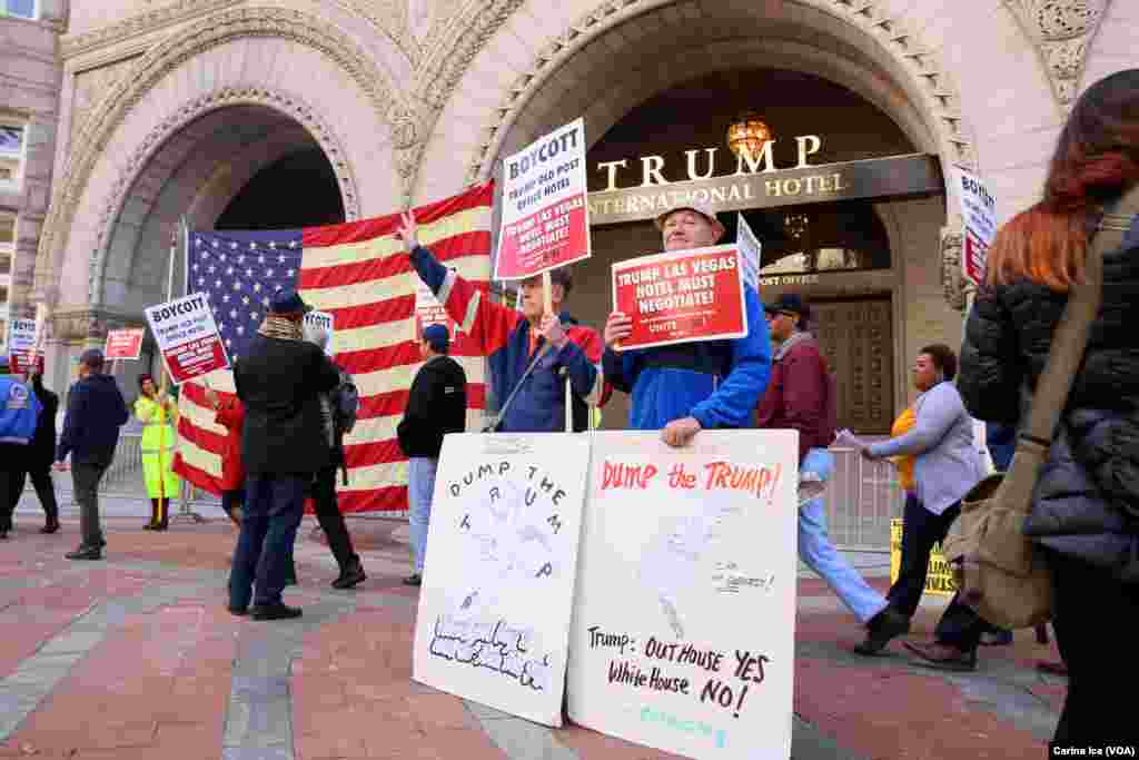 Ratusan warga berdemonstrasi menentang Donald Trump pada pembukaan International Trump Hotel di bekas gedung kantor pos di Washington, D.C. (26/10). (VOA/C. Ice)