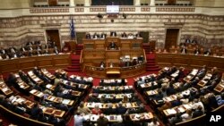 ນາຍົກຂອງກຣິສ ທ່ານ Alexis Tsipras ຖະແຫລງຕໍ່ບັນດາ
ສະມາຊິກສະພາ ເລື່ອງຮ່າງກົດໝາຍ ວ່າດ້ວຍການປະຢັດມັດ
ທະຍັດ ທີ່ເປັນການໂຕ້ແຍ້ງກັນ ໃນລະຫວ່າງ ກອງປະຊຸມ ສະໄໝສາມັນ ໃນນະຄອນຫຼວງ Athens, ວັນທີ 8 ພຶດສະພາ 2016.